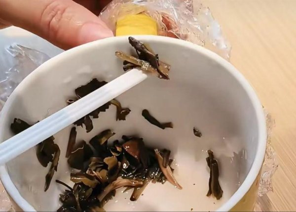 中国星配资 奈雪小盒茶被曝喝出蛙状物，客服称已有专人跟进！当事人发声