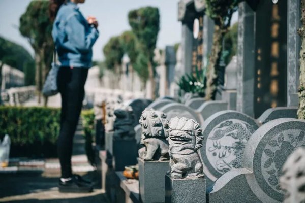 鼎泽配资 殡葬业龙头上市首亏，“天价墓地”卖不动了？